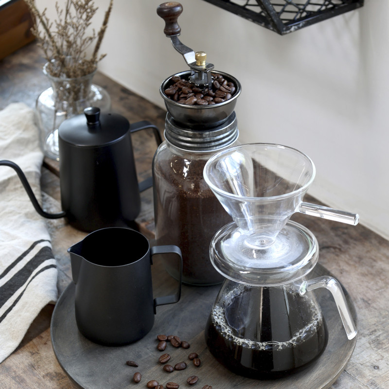 Lav skøn, frisk kaffe med kaffekværnen med håndsving fra Chic Antique