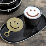 Kaffestencil fra Chic Antique med det fine motiv af en smiley til din latte