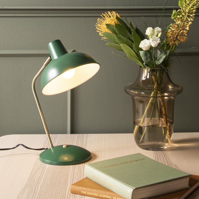 Smuk at have stående i rummet med sine fine farve. Hood bordlampen fra Present Time / Leitmotiv