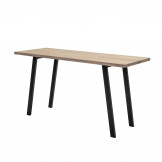Egetræ og sortlakeret jern, får dette nordiskinspireret bord til at pynte smukt.  145x75x55 cm