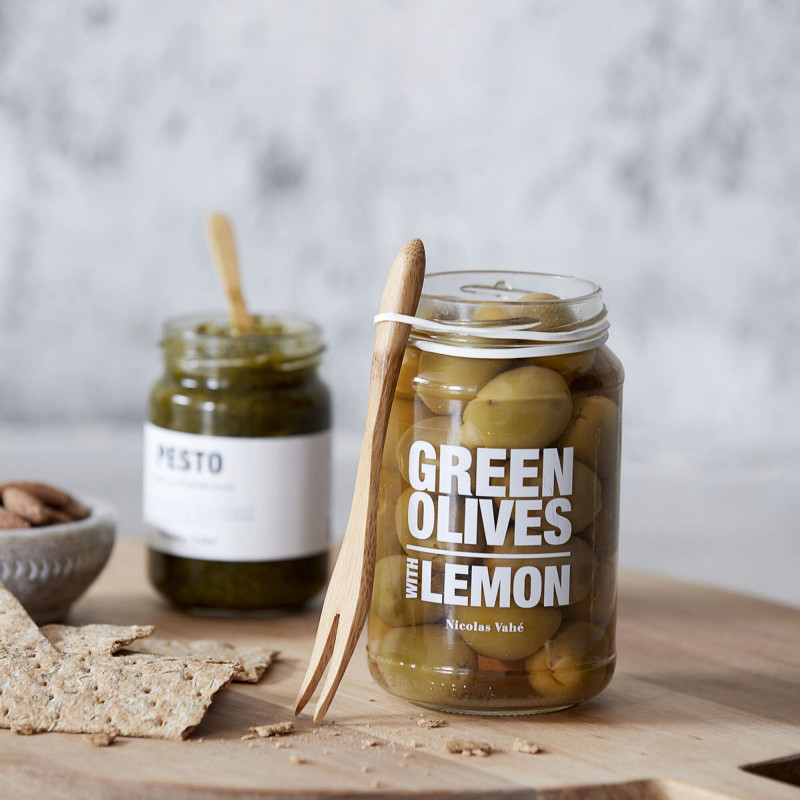 Server dine oliven, pølse og andet på tapasbordet med bambusgafler fra Nicolas Vahé