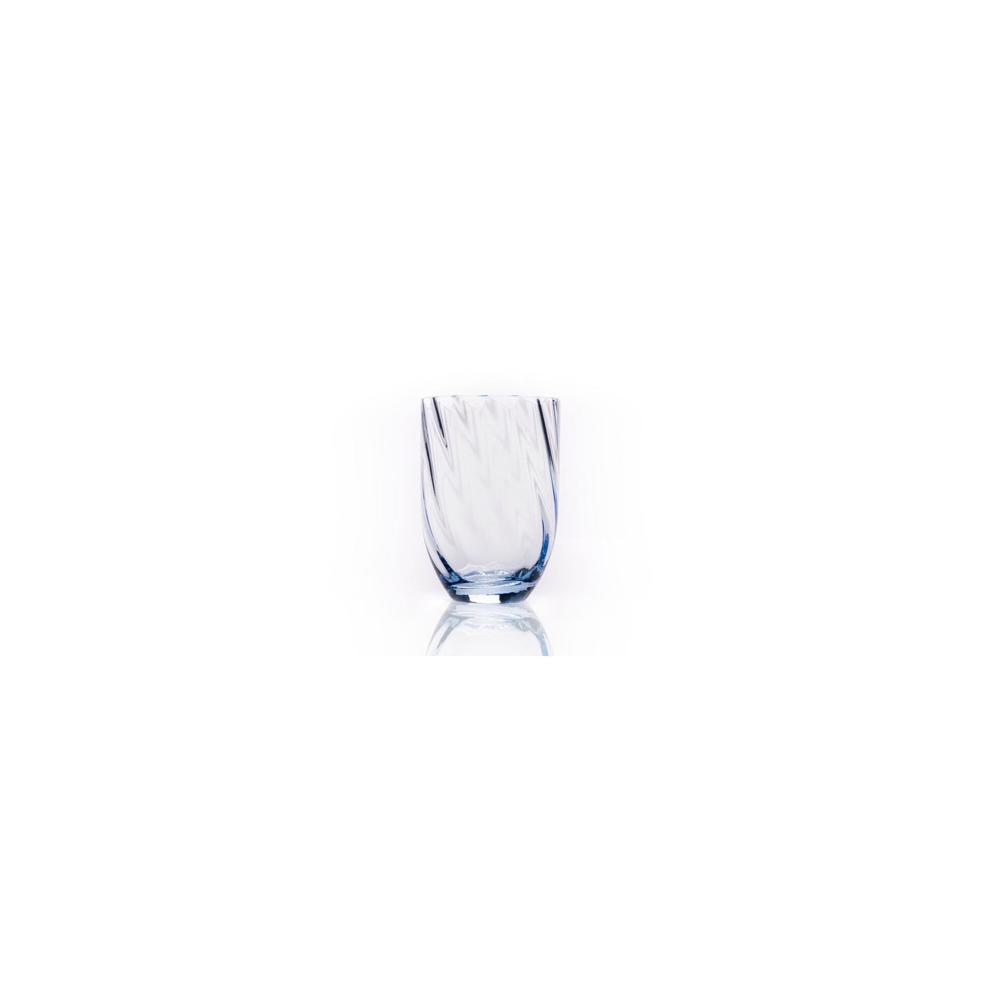 Køb de smukke Swirl Glas (250 ml) i lyseblå her fra Anna Lipa