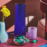 Flow mini vasen passer fint ind på bordet sammen med både glas og kander