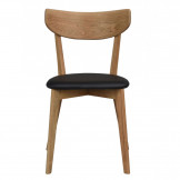 Ami Spisebordsstol i lakeret egetræ med sæde i sort PU læder fra Rowico