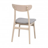 Så fin ser Rodham spisebordsstol i hvidpigmenteret eg med lysegråt sæde ud bagfra