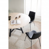 Stilfuld og elegant - Lowell stolen i sort læder ved spisebordet