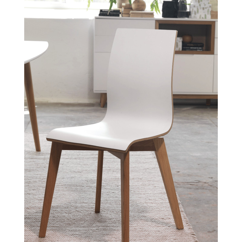 Den hvide Gracy stol i laminat med egetræsben ser flot ud ved spisebordet