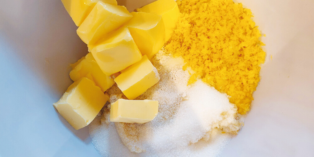 Bland citronskal, smør, sukker og marcipan sammen i en skål