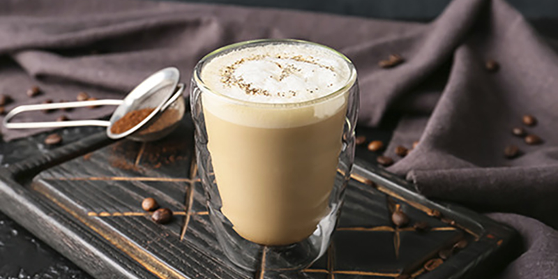 Velsmagende varm kakao med et strejf af instant kaffe - perfekt opskrift her